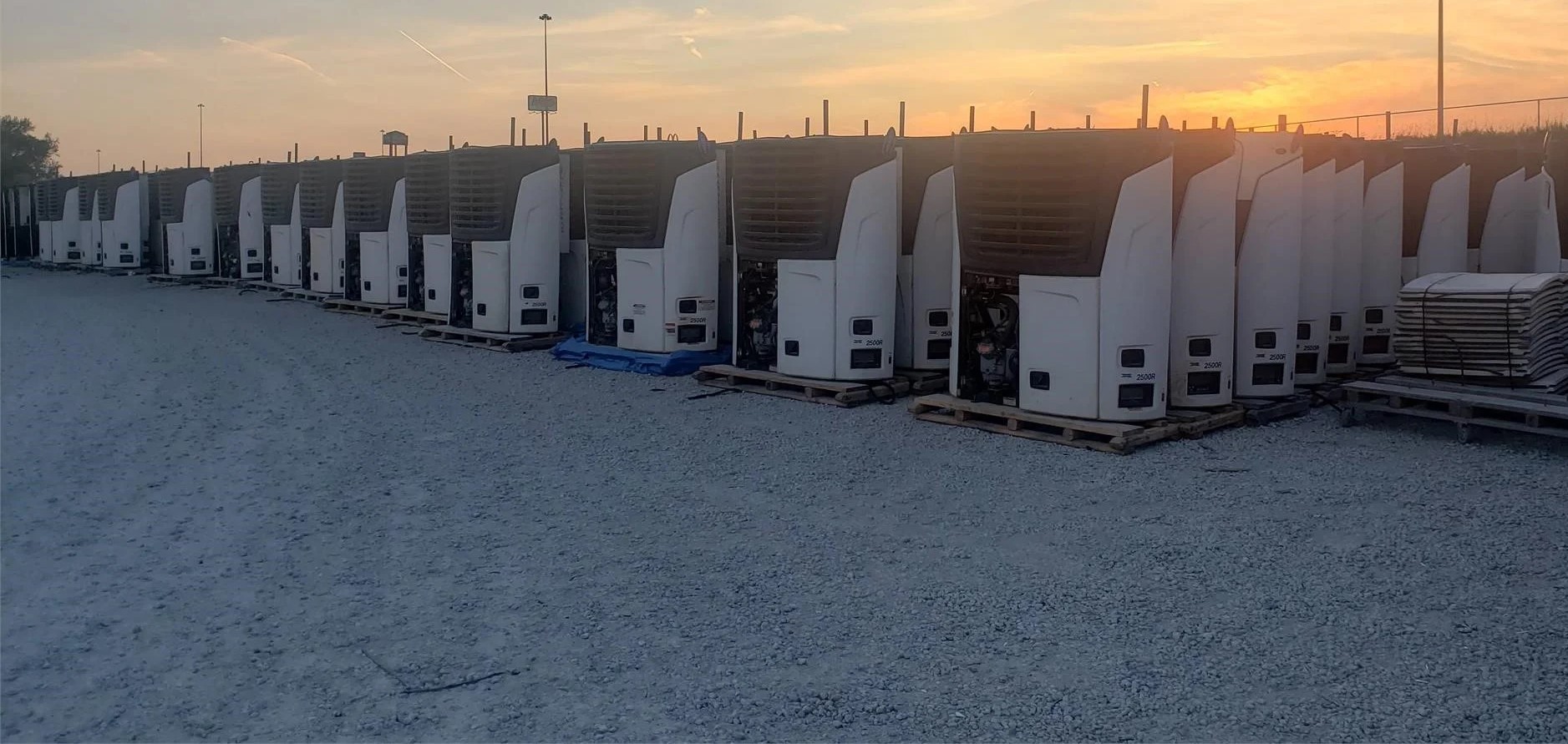 Parduodamas „Carrier X4 7300“ priekabos šaldymo įrenginys ir „Thermo King“ už 2500 USD už vienetą